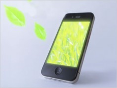 真夜中のスマホに疲れ果てるビジネスマン